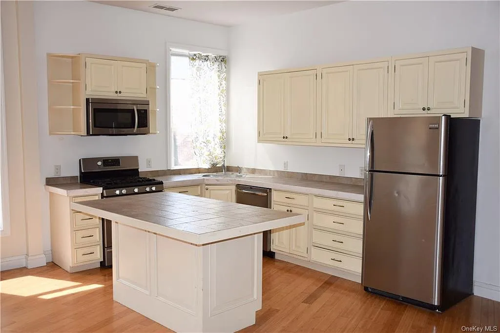 2 bed, 1000 sqft, $2,950 — Photo 3