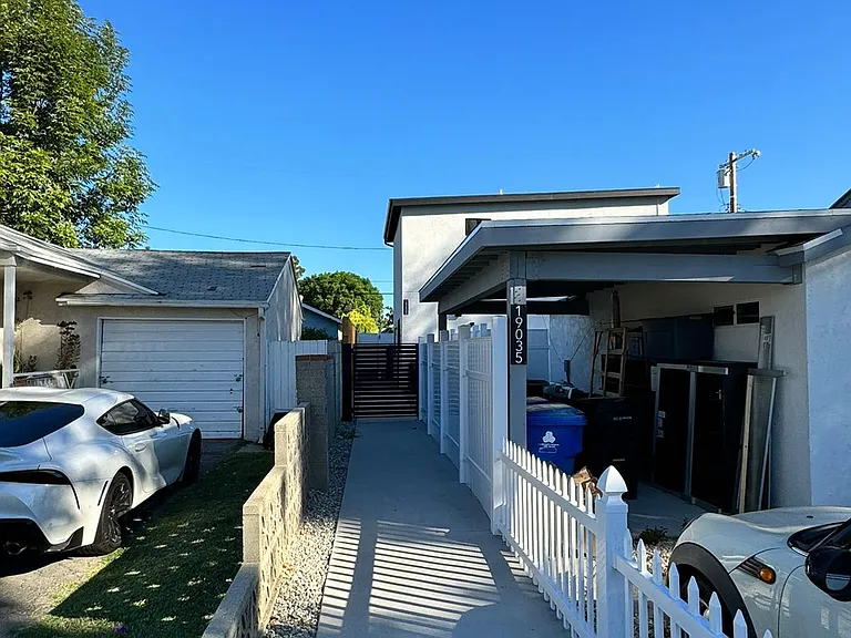 7434 Penfield Ave — Photo 11
