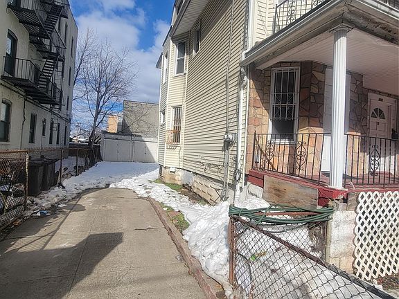 4th image of 895 Lenox Road