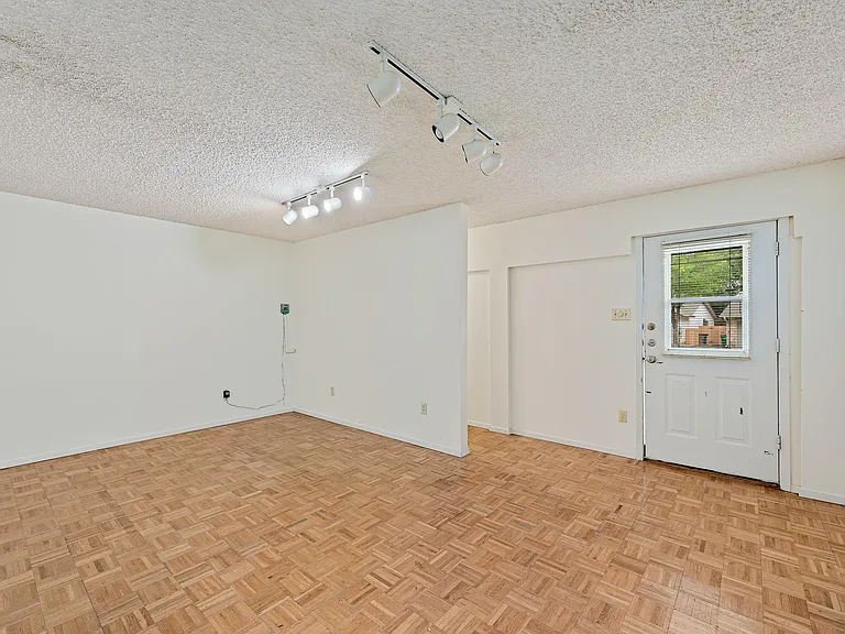 8022 Scotland Yard — Photo 23