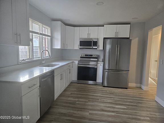 4th image of 86 Hackett Blvd 1
