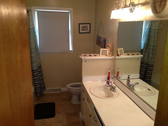 Hall Bathroom 