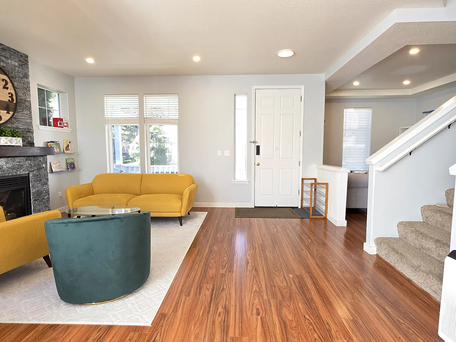 3 bed, 2.5 bath, 1987 sqft, $3,200 — Photo 3