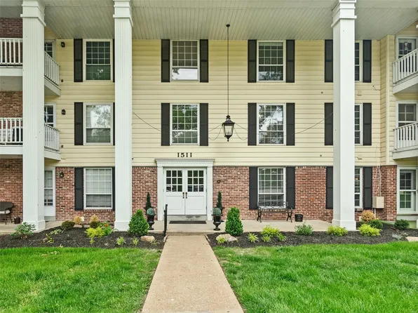 1511 Hampton Hall Dr APT 16, Chesterfield, MO 63017