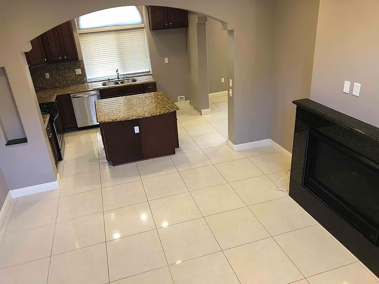 2027 W Bella Ln — Photo 2