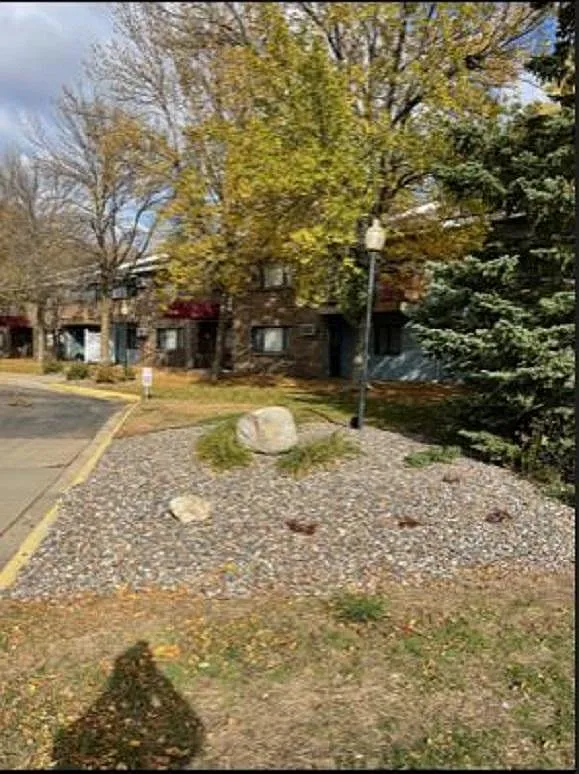 Lake Point South Apartments — Photo 3