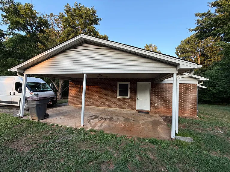 1403 Saxon Ct — Photo 2