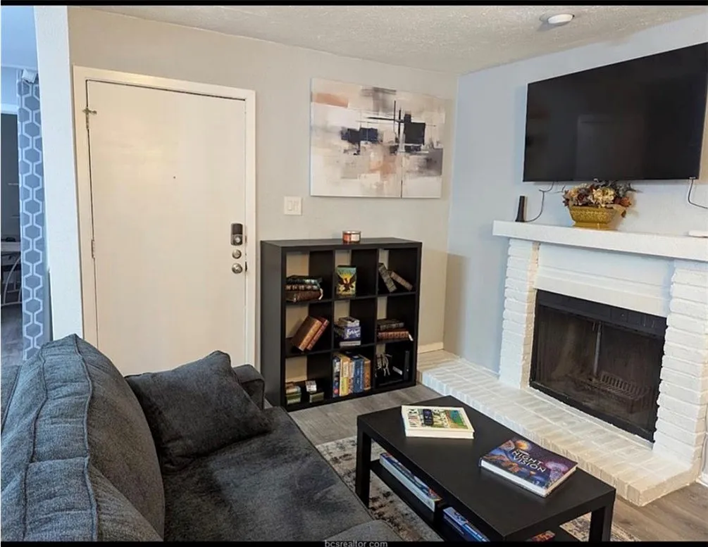 2 bed, 890 sqft, $1,350 — Photo 2
