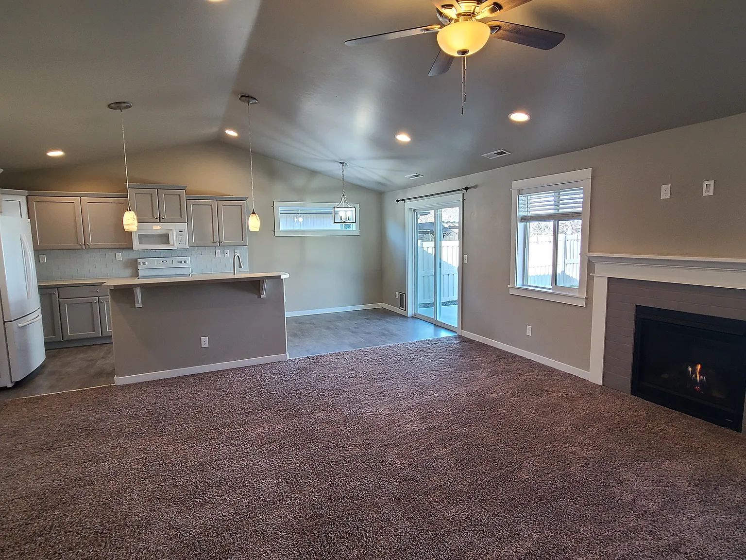 3 bed, 1408 sqft, $2,150 — Photo 3