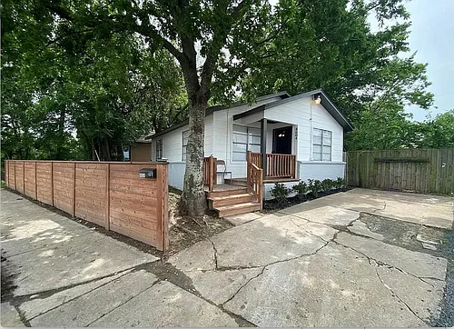 4604 East Fwy Photo 1