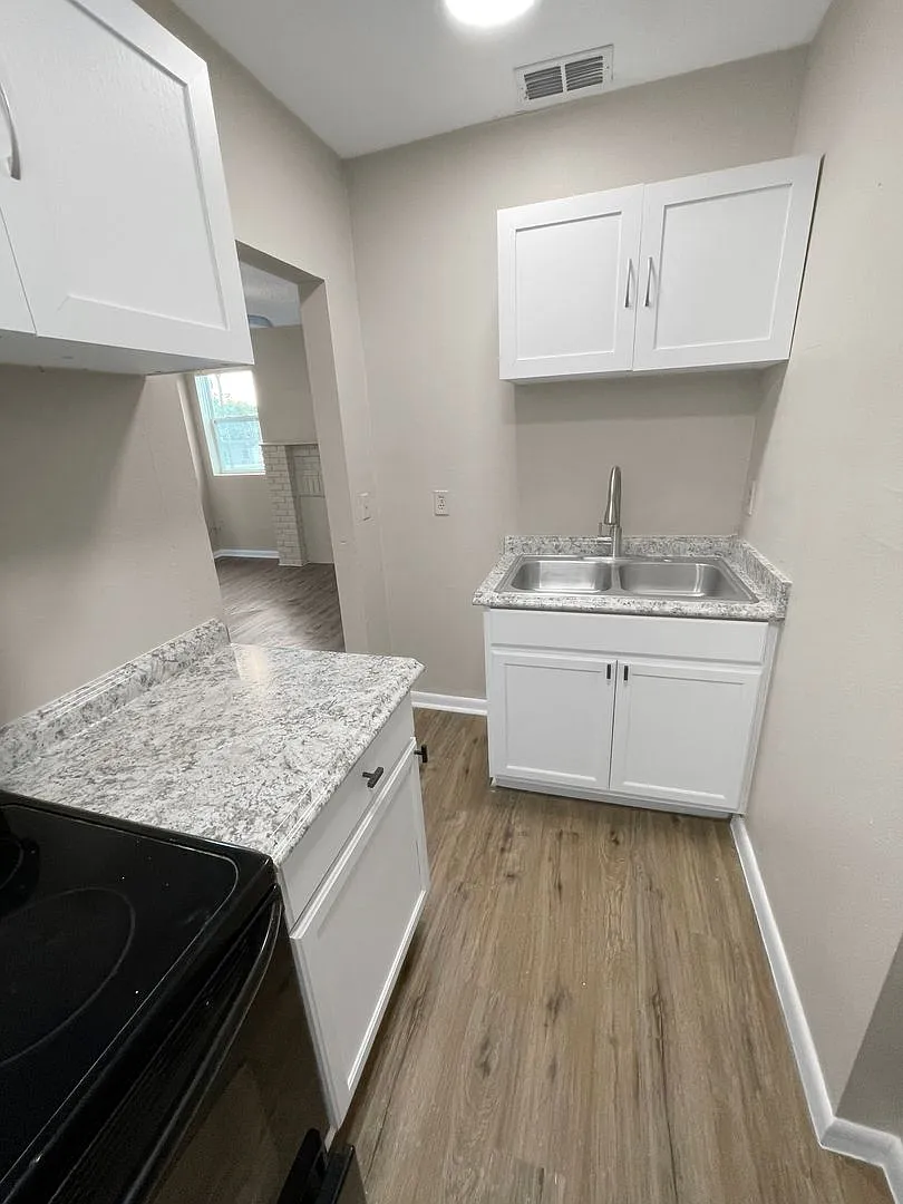 Tavares 1 Bed 1 Bath Upper Apartment — Photo 3