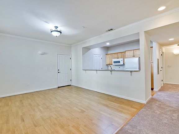 5th image of 604 S Fair Oaks Ave APT 105