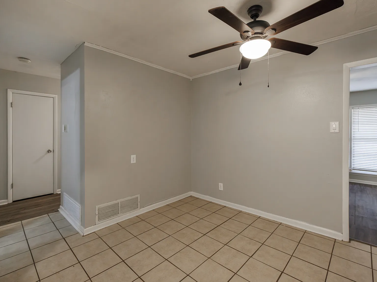 3 bed, 1118 sqft, $1,700 — Photo 2