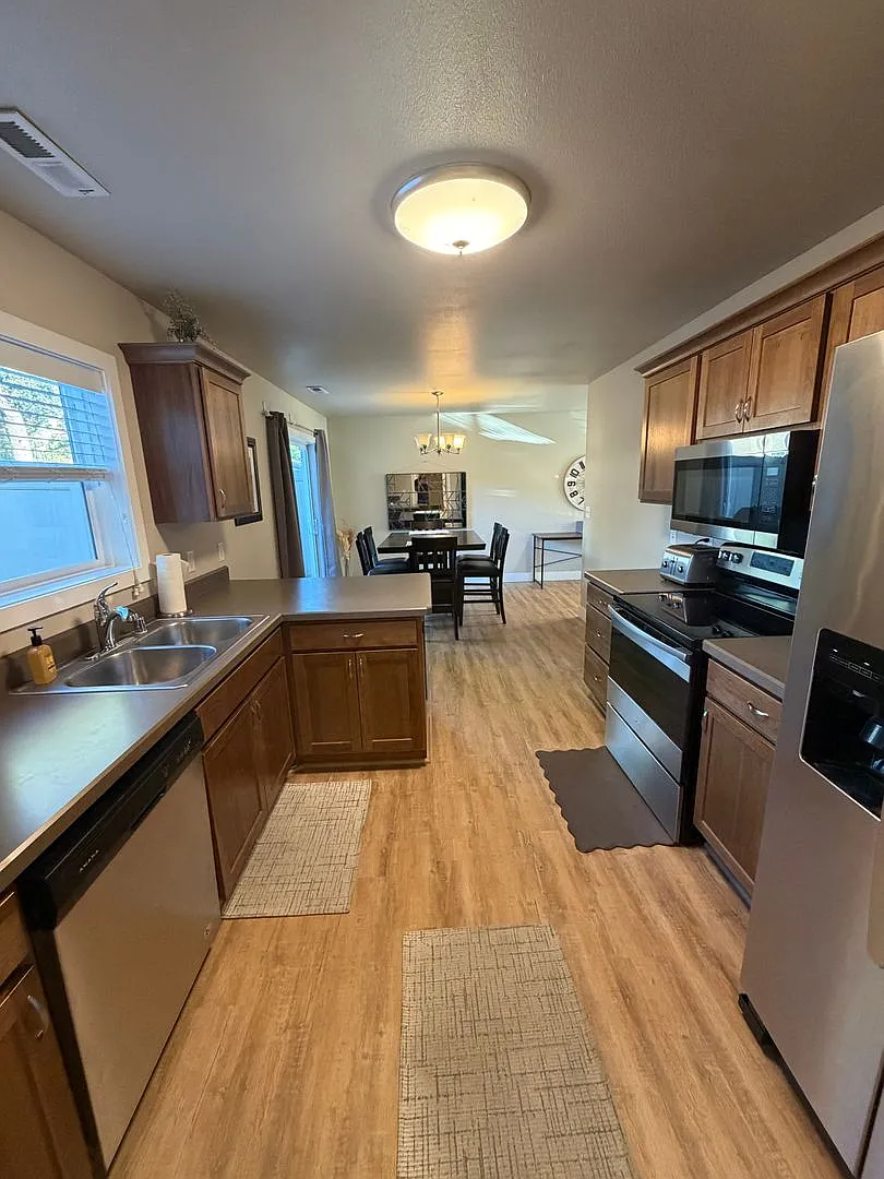 Spacious 3BR/2.5BA Furnished Townhome | Pet-Friendly Fenced Yard — Photo 1