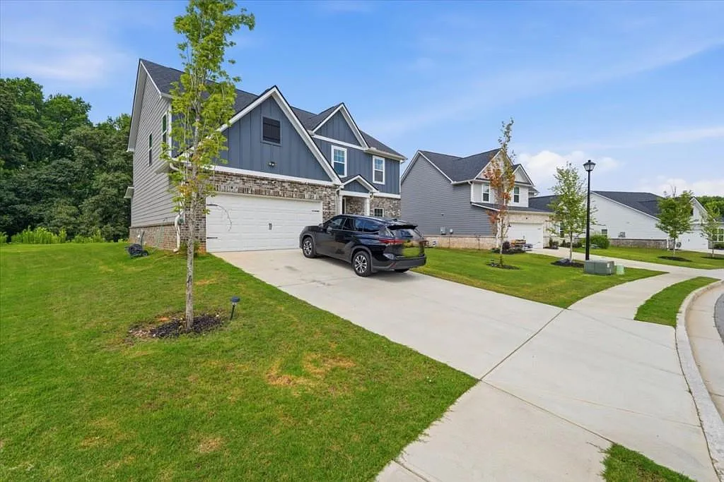 5 bed, 2.5 bath, 2643 sqft, $2,550 — Photo 3