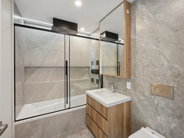 390 Manhattan Avenue image 9 of 10