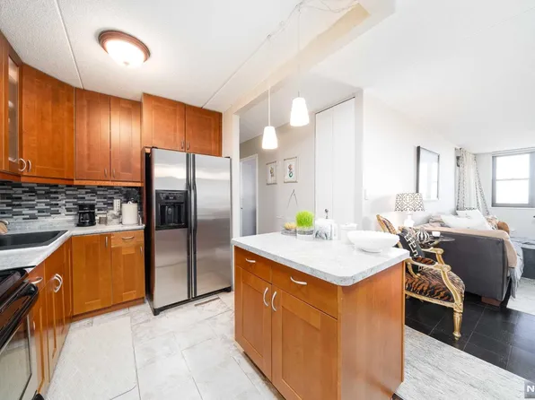 250 Gorge Rd APT 29E, Cliffside Park, NJ 07010