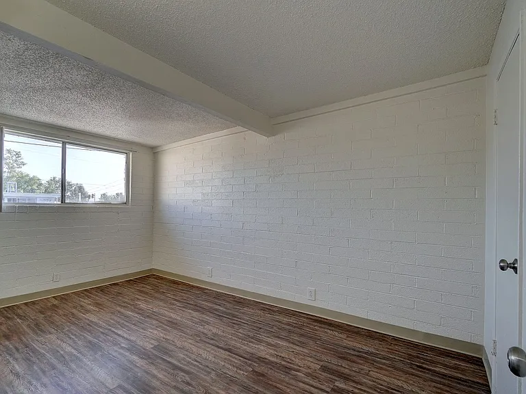 1841 S Irving Ave — Photo 9