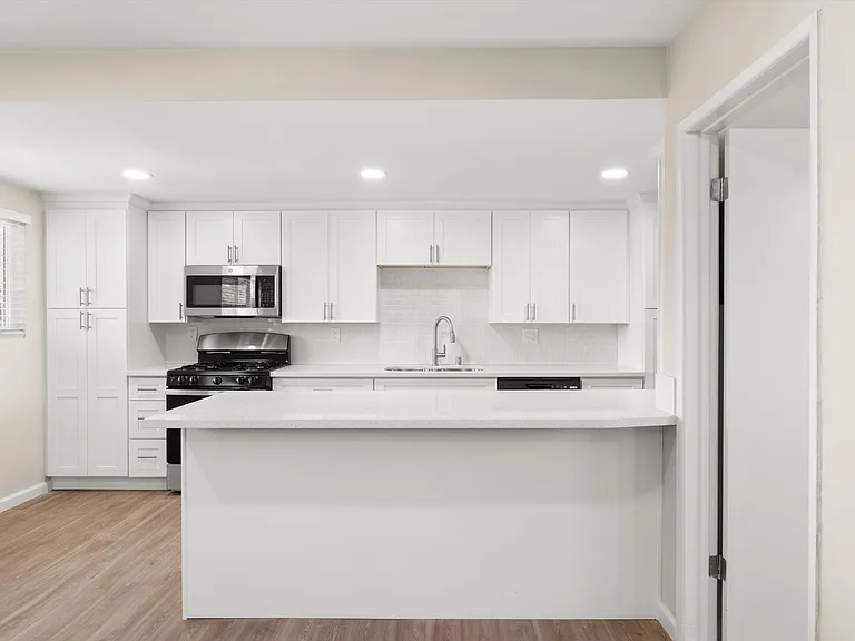 9139 - Jade Apts — Photo 8