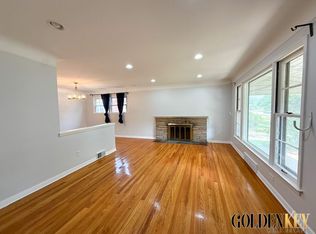 2082 Vernier Rd, Grosse Pointe Woods, MI 48236
