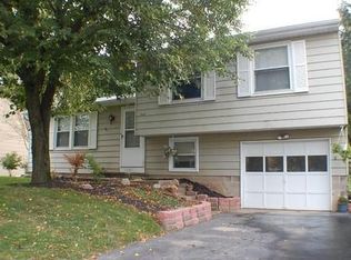 1543 Redfern Dr, Farmington, NY 14425
