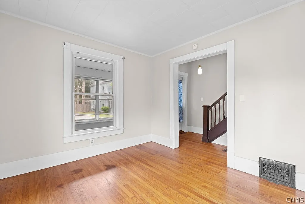 3 bed, 1.0 bath, 3056 sqft, $1,500 — Photo 3