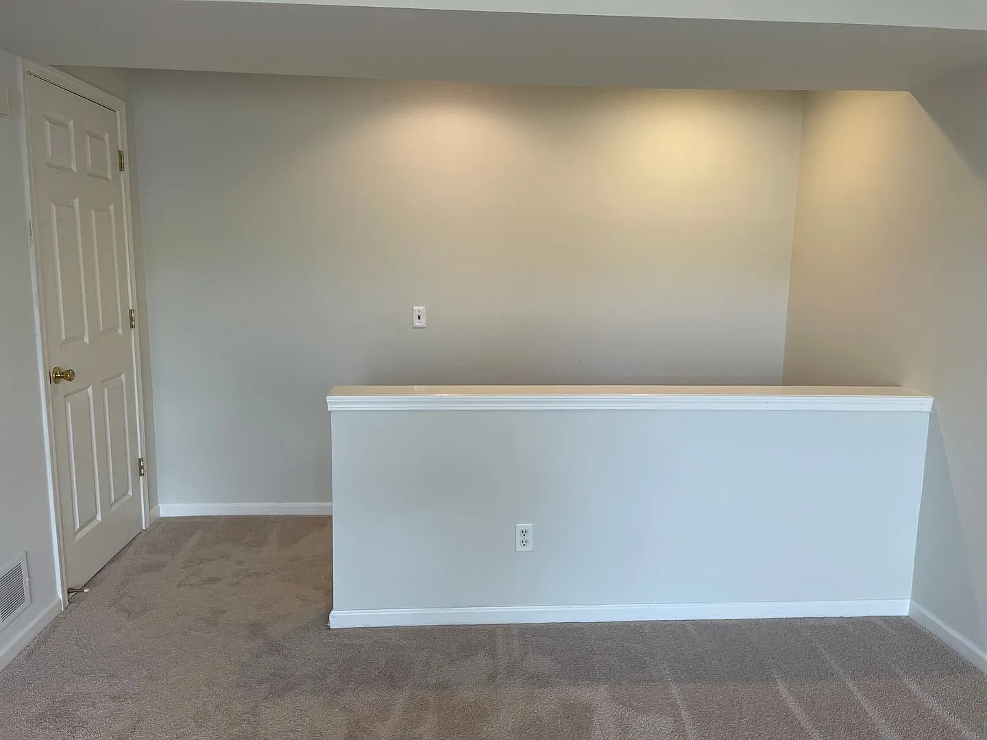 Shelby Twp 2-Bedroom,2-Bath, attached garage with balcony. Updated Kitchen! — Photo 4