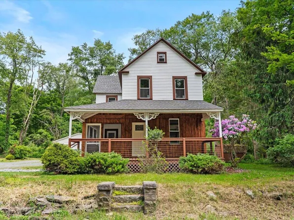 15 Locust Ridge Rd, Gouldsboro, PA 18424