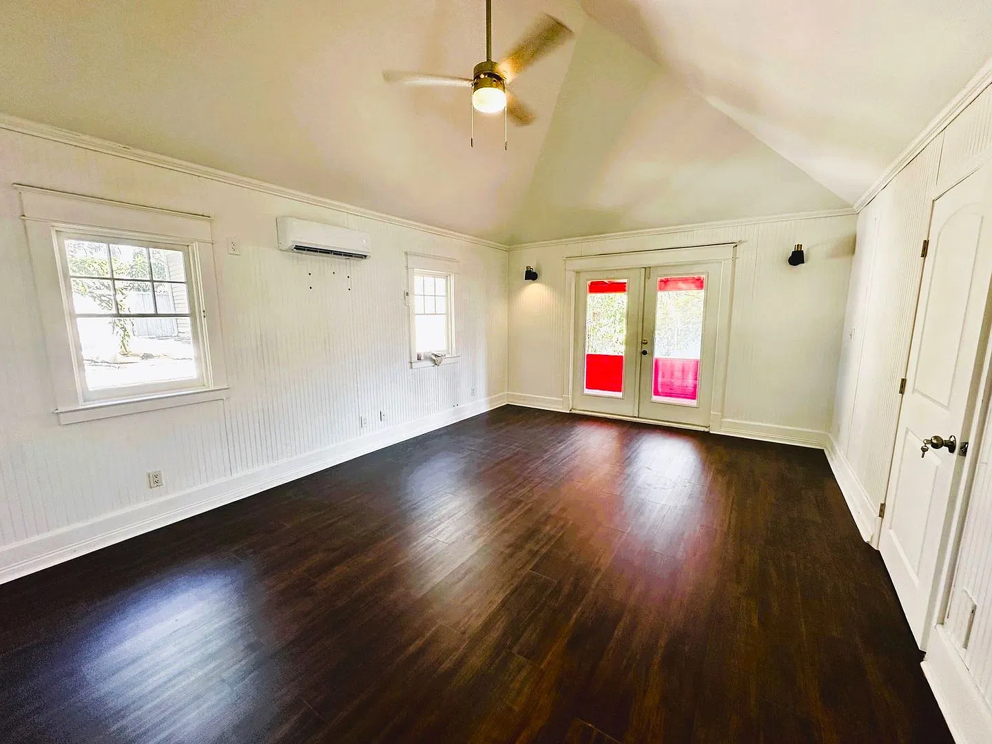 Charming 1 bed 1 Bath Single Family House in a Unique Setting — Photo 3