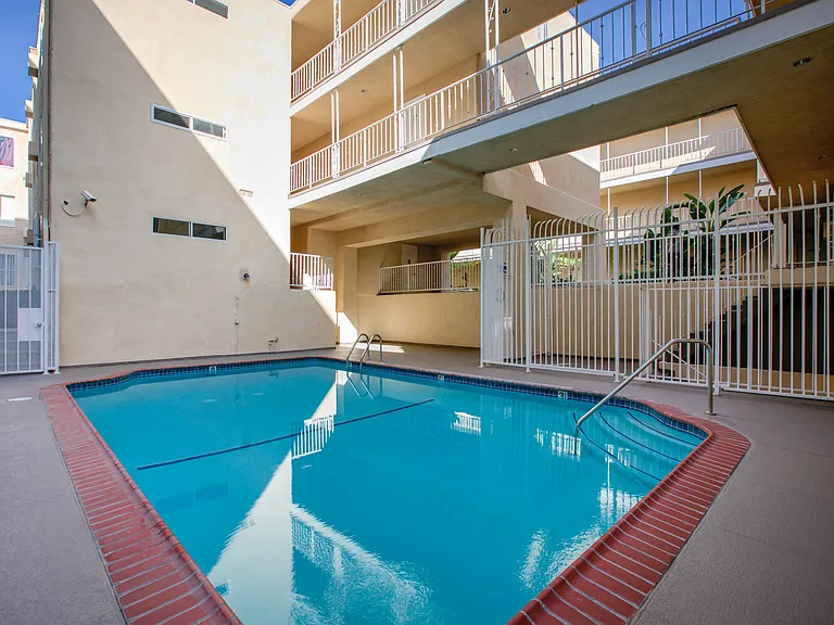 Wilshire Kingsley Towers — Photo 7