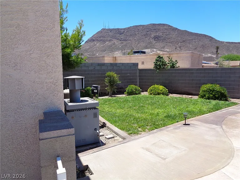 446 Nancy Dr — Photo 3