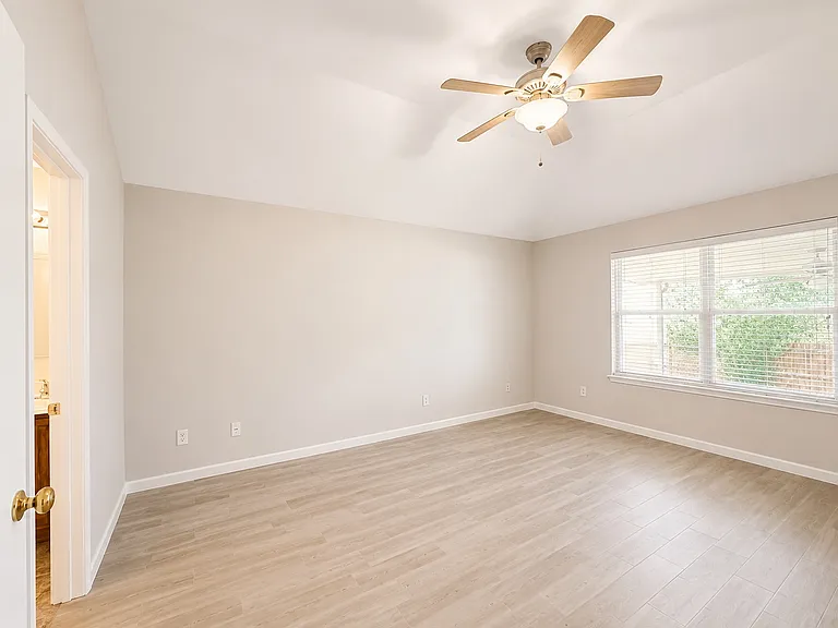 113 Ellicott Dr — Photo 6