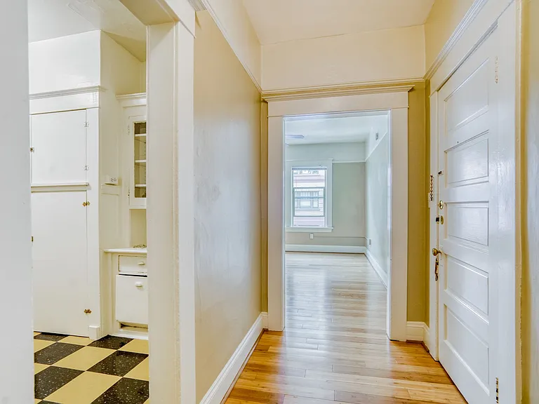 Victorian Apartments — Photo 7
