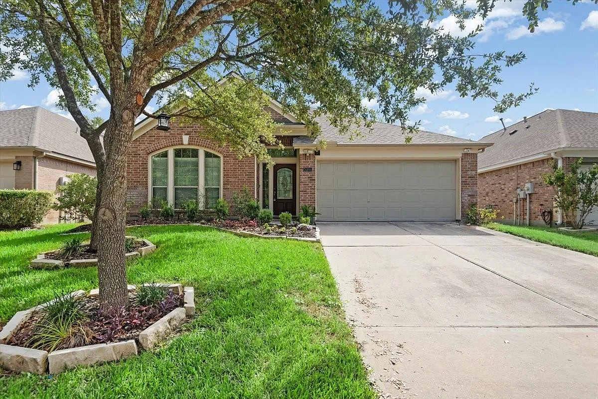 4 bed, 2.0 bath, 2215 sqft, $2,400 — Photo 2