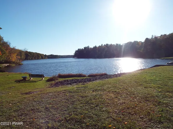 105 Cavan Ct, Shohola, PA 18458
