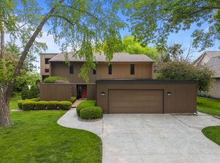 2136 White Swan Dr, Oshkosh, WI 54901