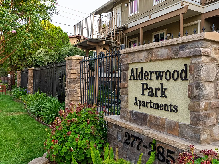 Alderwood Park Apartments — Photo 8