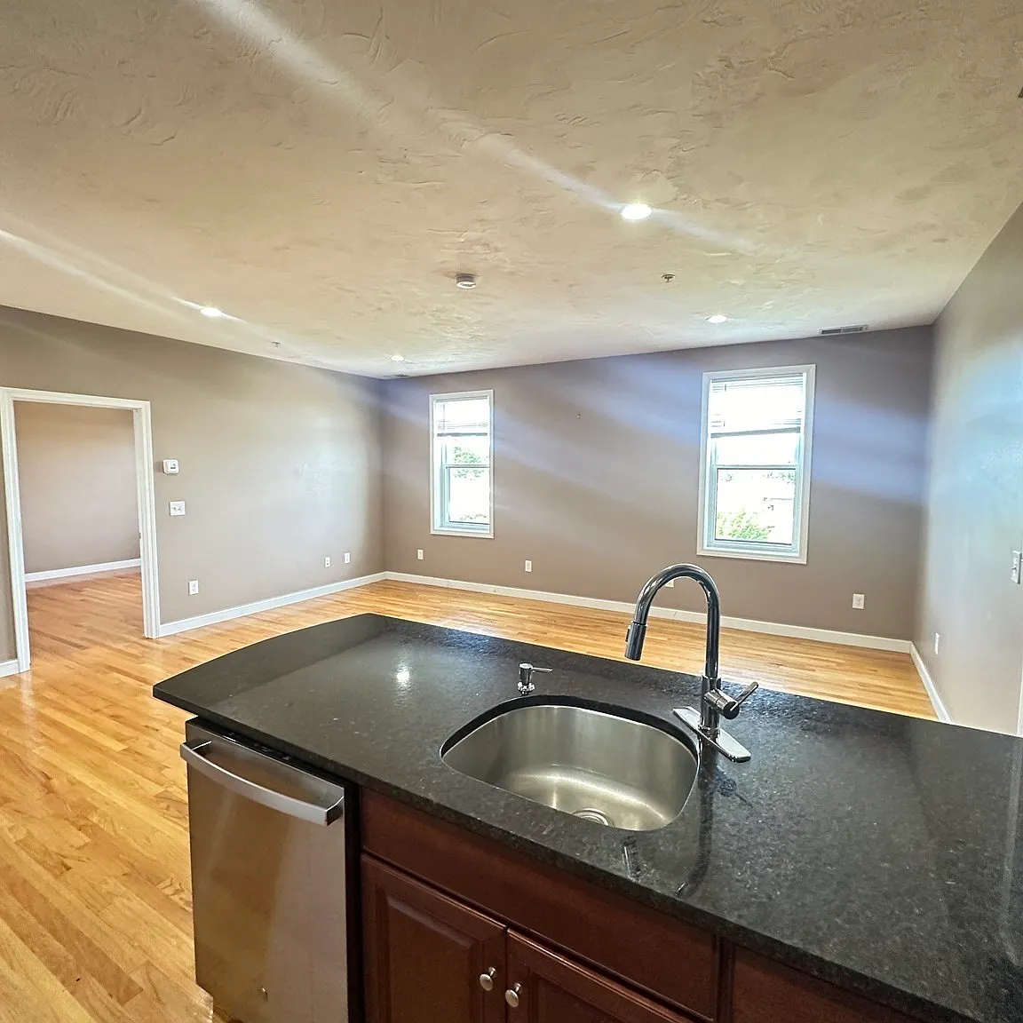 2 bed, 928 sqft, $3,725 — Photo 3