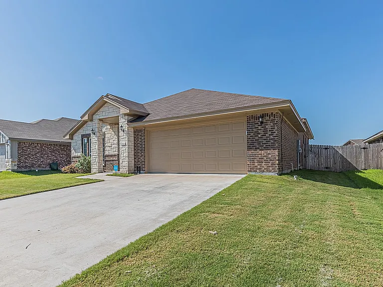 810 Earp Dr — Photo 2