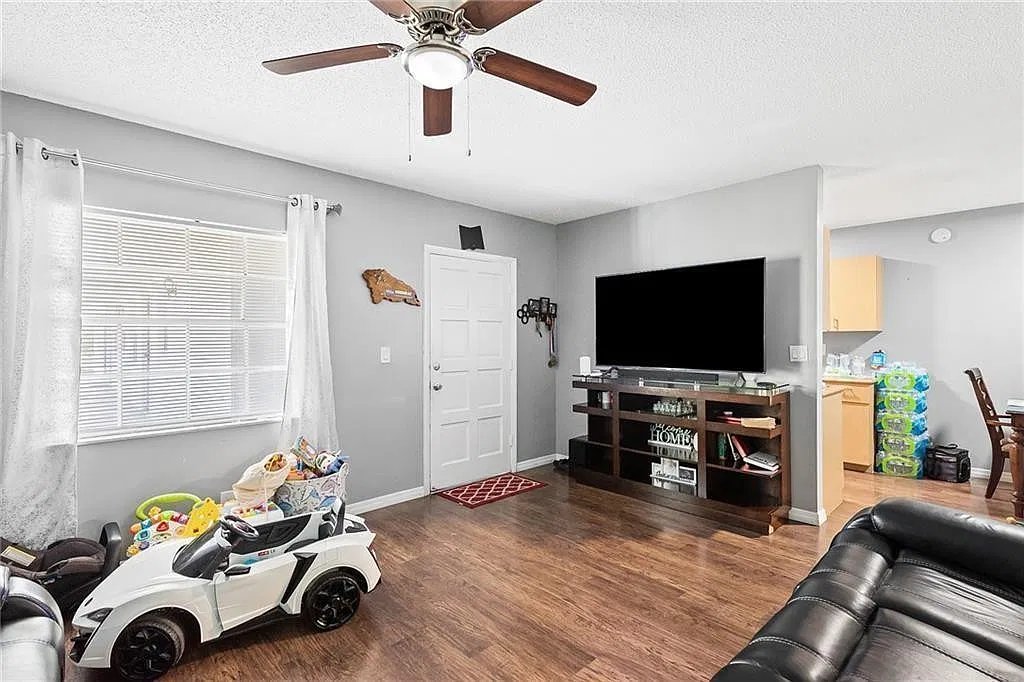 2 bed, 1.0 bath, 738 sqft, $1,700 — Photo 4