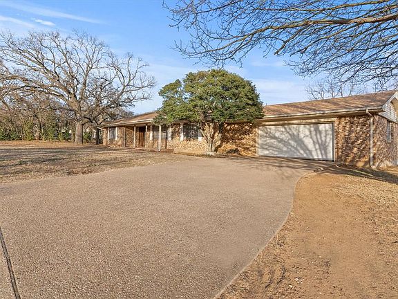2nd image of 203 Oakwood Dr