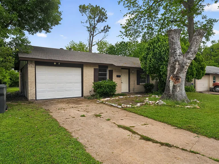 302 Independence Dr — Photo 3
