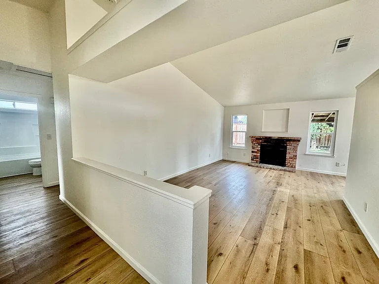 827 Mesa Ct — Photo 2