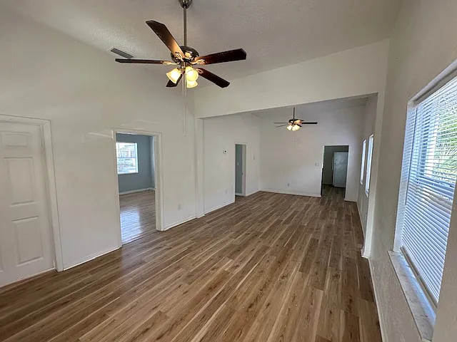 2339 W Beach St — Photo 7