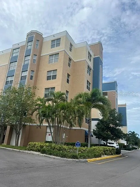 2 bed, 2.0 bath, 1324 sqft, $2,200 — Photo 2