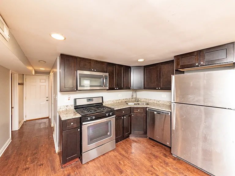 5344 W Eddy St #G — Photo 2
