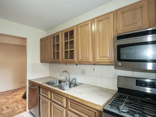 75-10 Yellowston Boulevard image 10 of 22