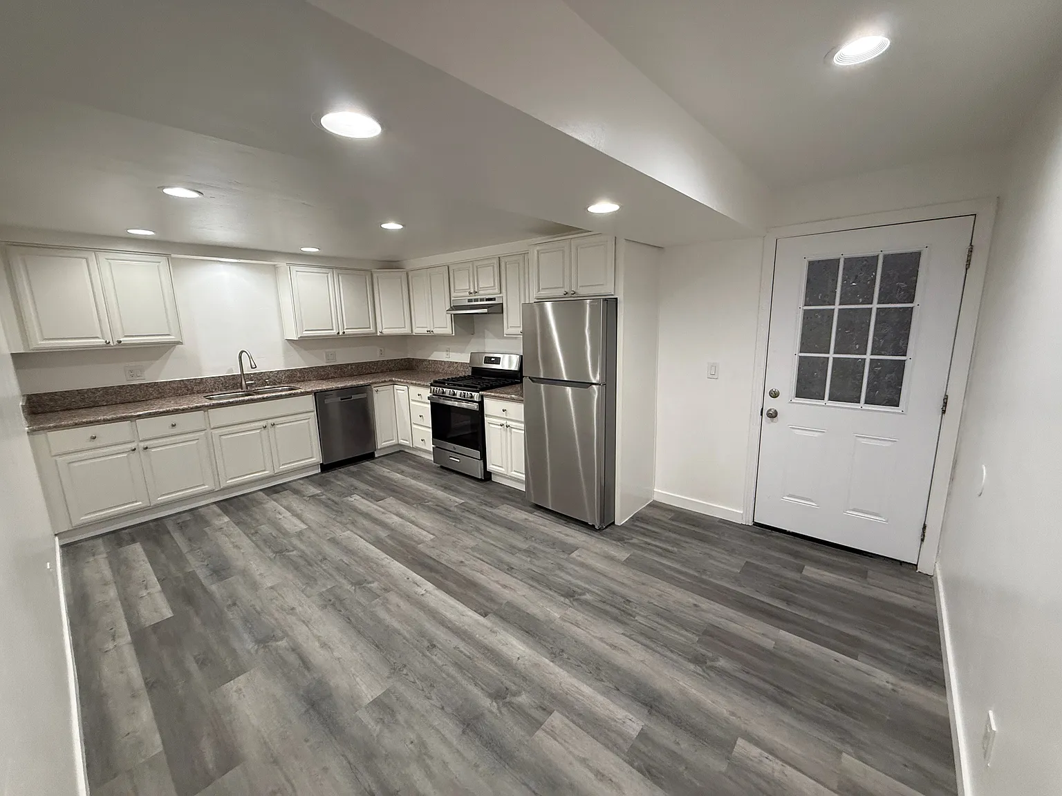 3 bed, 900 sqft, $3,200 — Photo 4