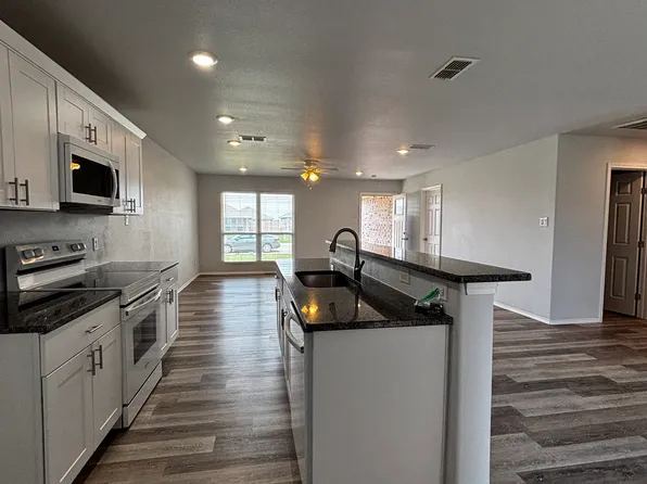 8430 10th Pl, Lubbock, TX 79416