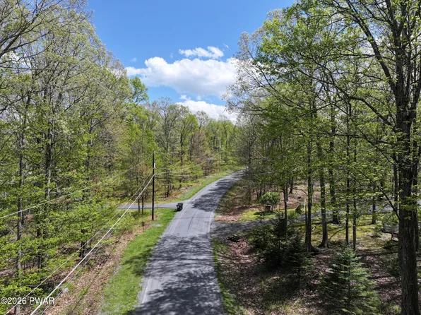 1353 Dewberry Dr, Hawley, PA 18428